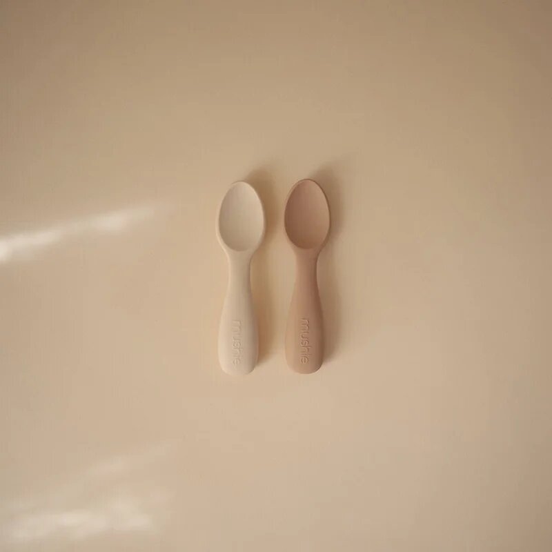 Mushie Toddler Starter Spoons лъжичка Natural/ Shifting Sand 12m+ 2 бр.