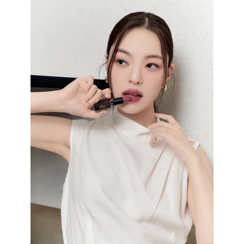 MUZIGAE MANSION Moodwear Blur Lipstick матиращо хидратиращо червило цвят 007 Hippy 4 гр.