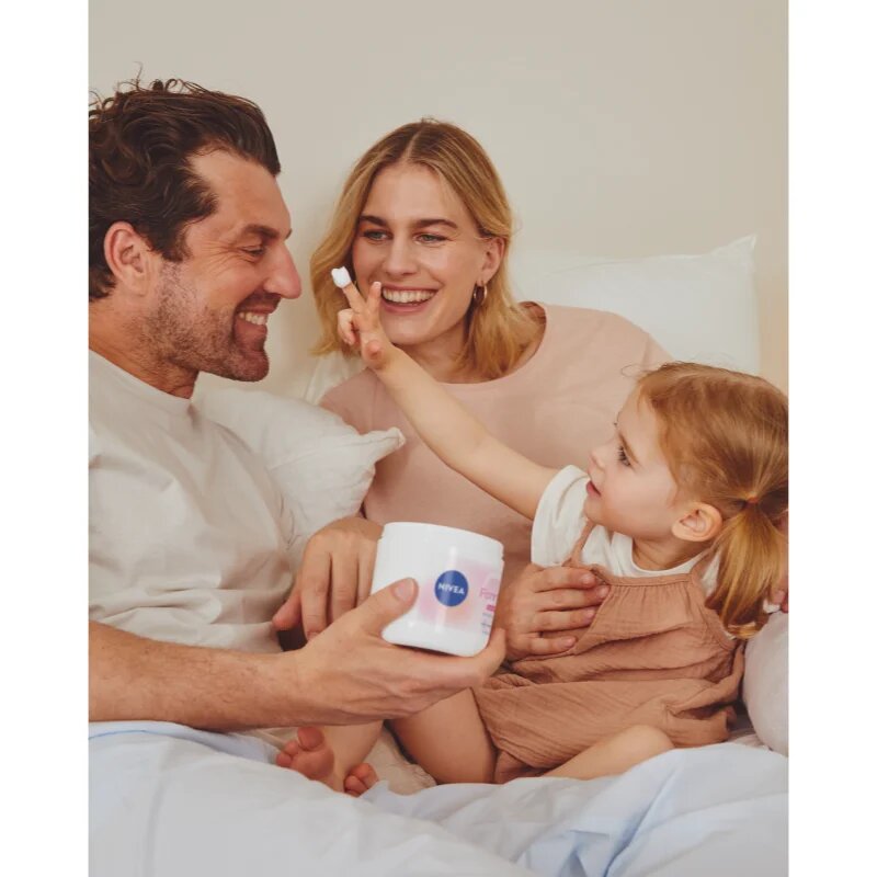 Nivea Family Care лек хидратиращ крем за лице ръце и тяло 450 мл.