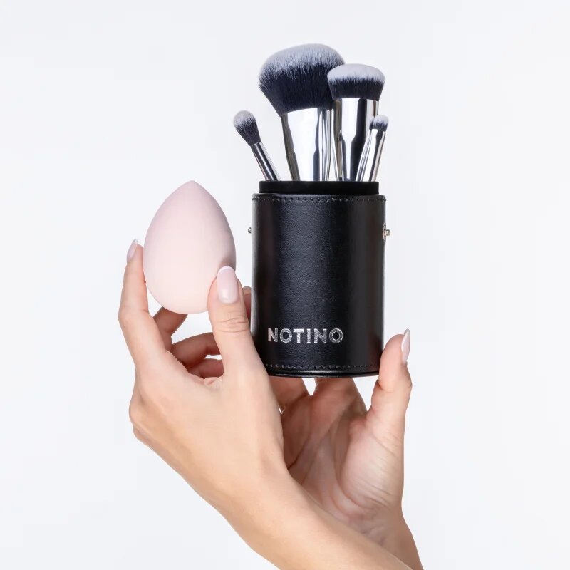 Notino Makeup Brushes Essential Professional Make-Up Brushes & Sponge Set комплкет четки с калъф 5 бр.