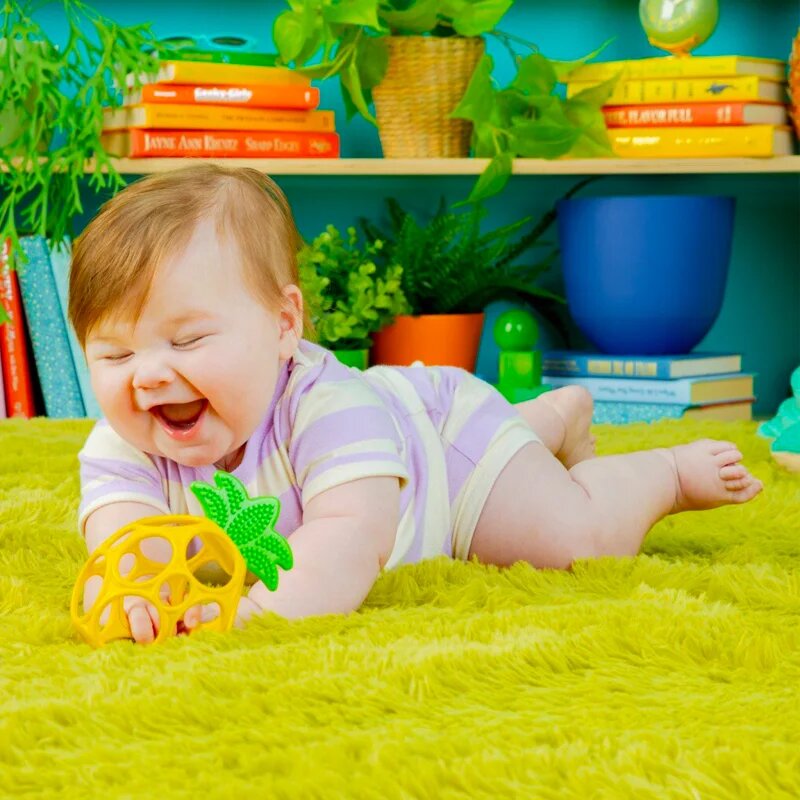 Oball Teether My Own™ гризалка Pineapple 1 бр.