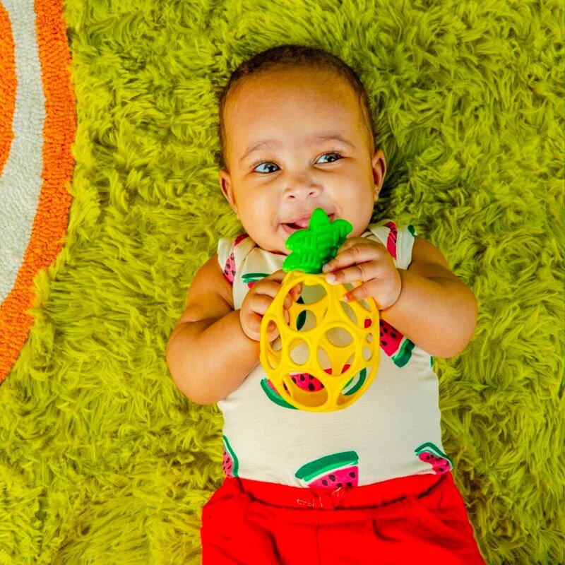 Oball Teether My Own™ гризалка Pineapple 1 бр.
