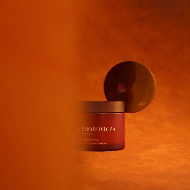 Omorovicza Gold Sugar Scrub скраб със захар за нежно почистване и подхранване на кожата 200 мл.