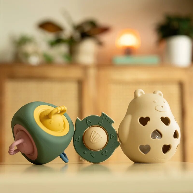 Petite&Mars Bear Basil 0m+ дрънкалка Misty Green 1 бр.