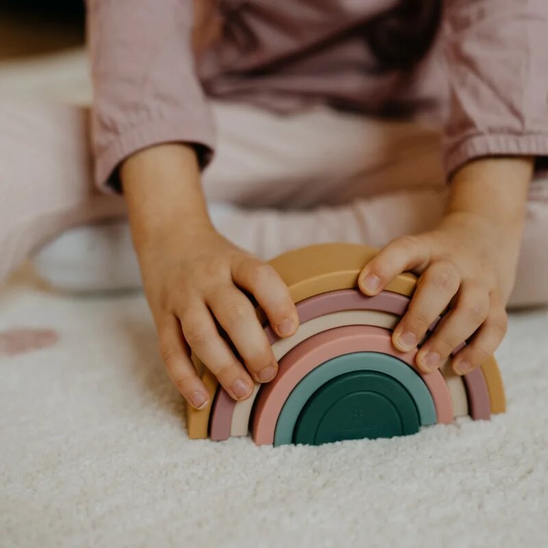 Petite&Mars Rainbow 12m+ играчка за подреждане Intense Ochre 1 бр.