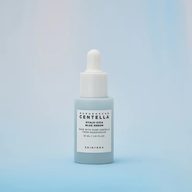 SKIN1004 Madagascar Centella Hyalu-Cica Blue Serum интензивен хидратиращ серум за успокояване и подсилване на чувствителната кожа 30 мл.