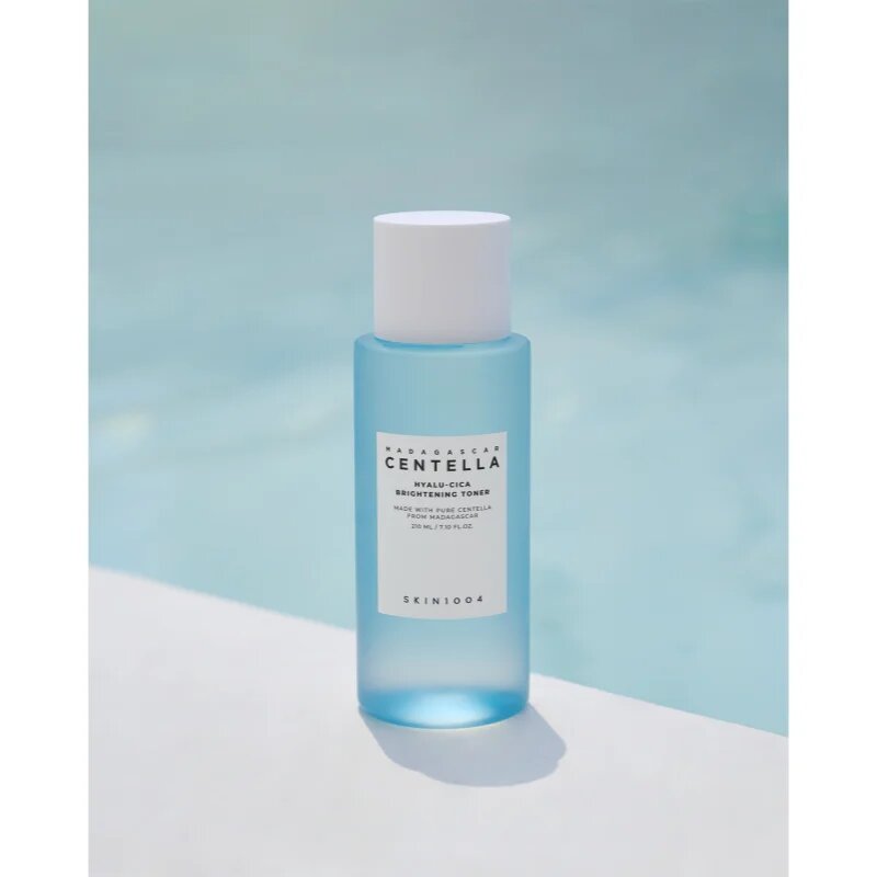SKIN1004 Madagascar Centella Hyalu-Cica Brightening Toner нежен ексфолиращ тоник за освежаване и хидратация 210 мл.