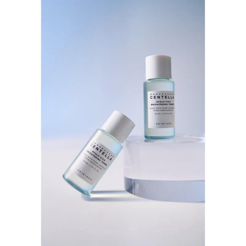 SKIN1004 Madagascar Centella Hyalu-Cica Brightening Toner нежен ексфолиращ тоник за освежаване и хидратация 30 мл.