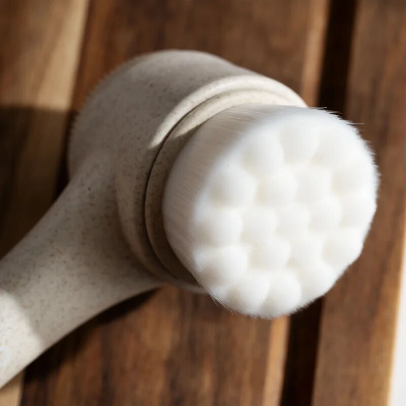 So Eco Facial Cleansing Brush двустранна почистваща четка за лице с дръжка подлежаща на компостиране 1 бр.