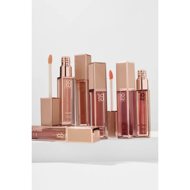 SOSU Cosmetics Satin Lip Glaze хидратиращ блясък за устни цвят Almond Butter 6 мл.
