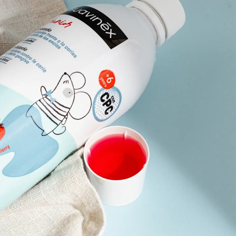 Suavinex Junior 6 y+ вода за уста за деца вкус Strawberry 500 мл.