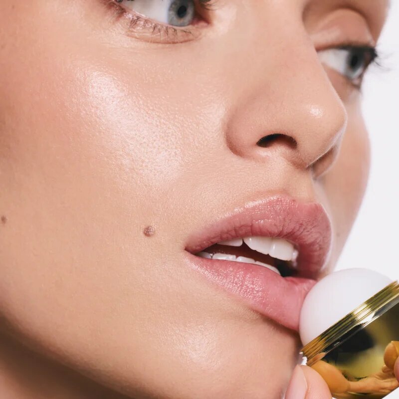 SUNEWMED+ Vanilla Gold Kiss Moisturizing Lip Balm хидратиращ балсам за устни с масло от шеа 13 гр.