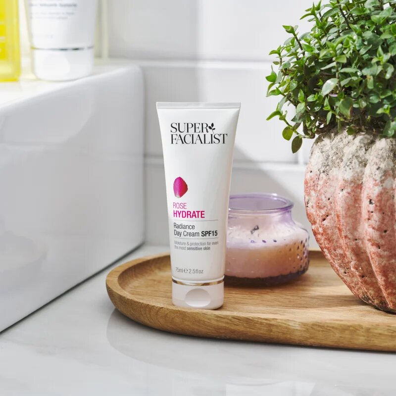 Super Facialist Rosehip Hydrate дневен хидратиращ и защитен крем SPF 15 75 мл.