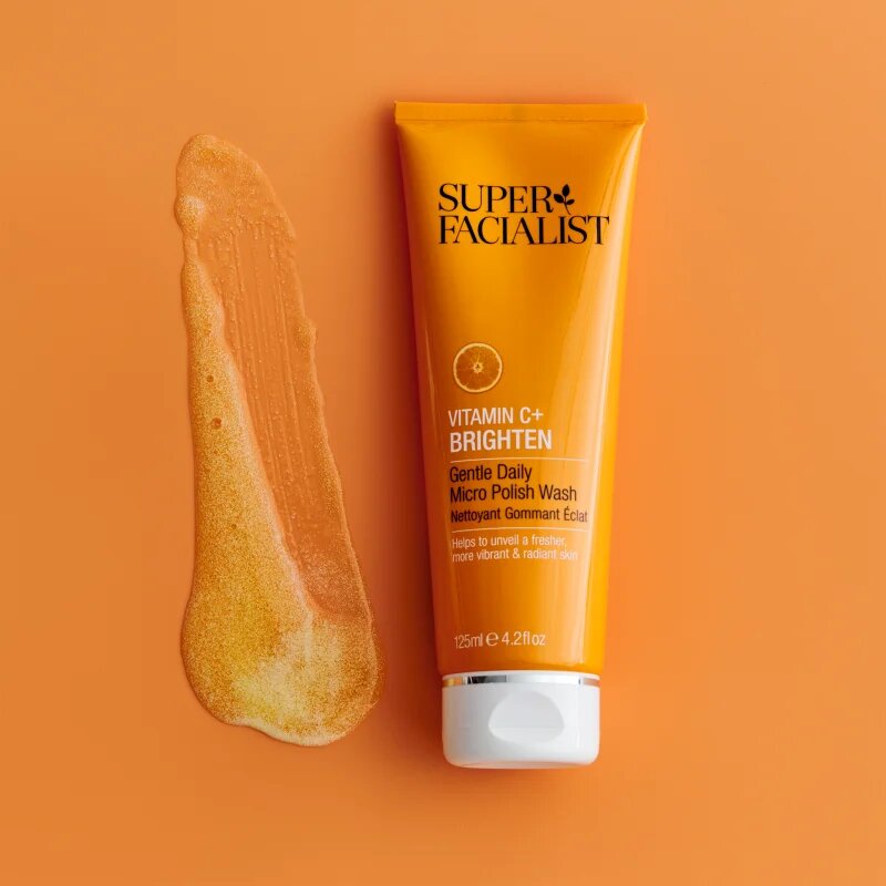 Super Facialist Vitamin C+ Brighten озаряващ пилинг за лице врат и деколкте 125 мл.
