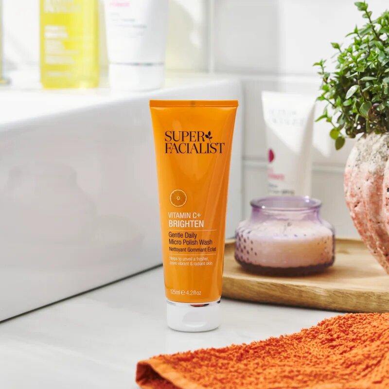 Super Facialist Vitamin C+ Brighten озаряващ пилинг за лице врат и деколкте 125 мл.