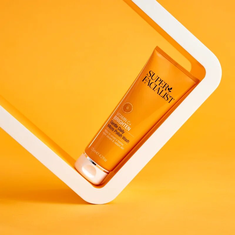 Super Facialist Vitamin C+ Brighten озаряващ пилинг за лице врат и деколкте 125 мл.