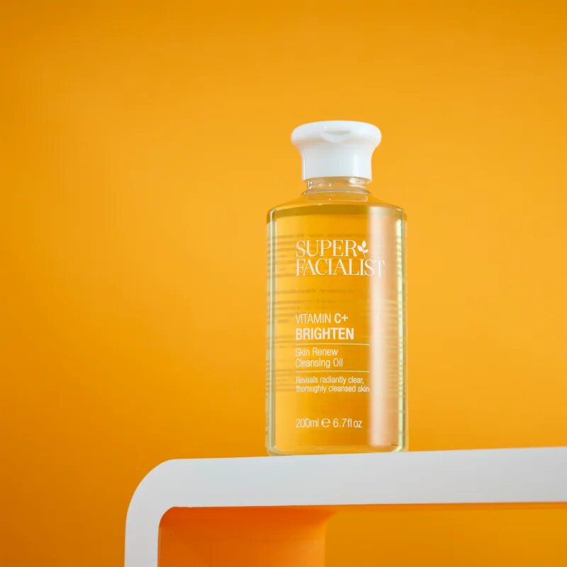Super Facialist Vitamin C+ Brighten почистващо и премахващо грима масло за озаряване на лицето 200 мл.