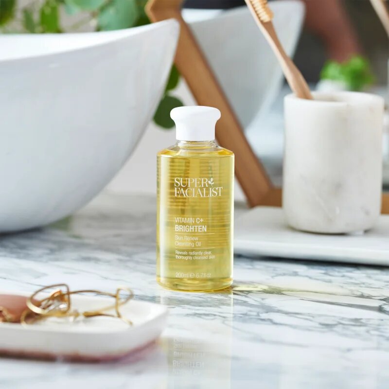 Super Facialist Vitamin C+ Brighten почистващо и премахващо грима масло за озаряване на лицето 200 мл.