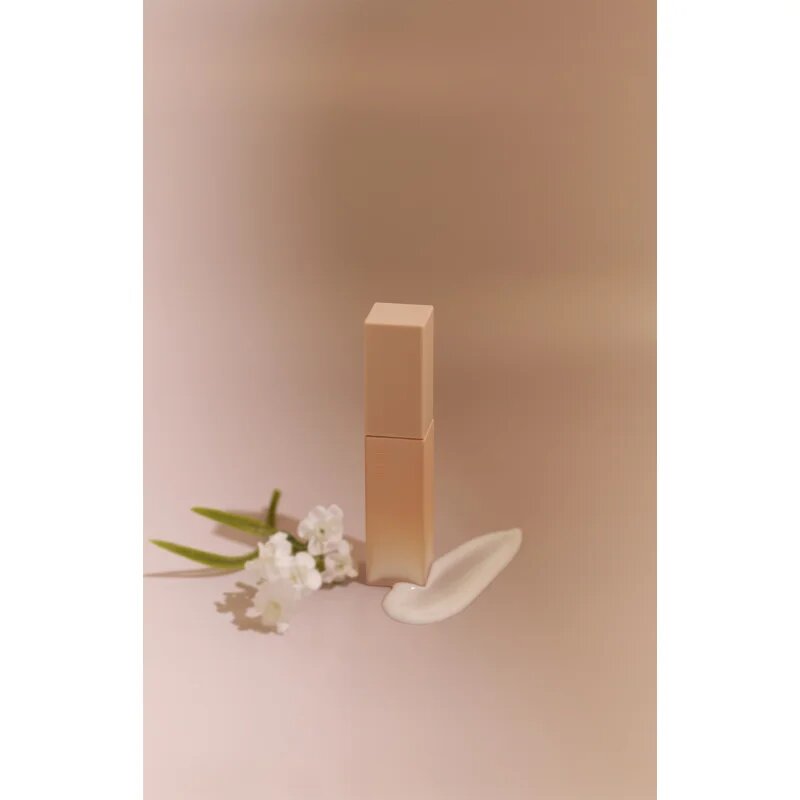 thim Essential Lip Milk блясък за устни с кремообразна текстура за подхранване и хидратация 7 гр.