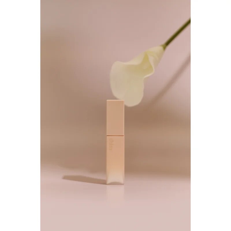 thim Essential Lip Milk блясък за устни с кремообразна текстура за подхранване и хидратация 7 гр.