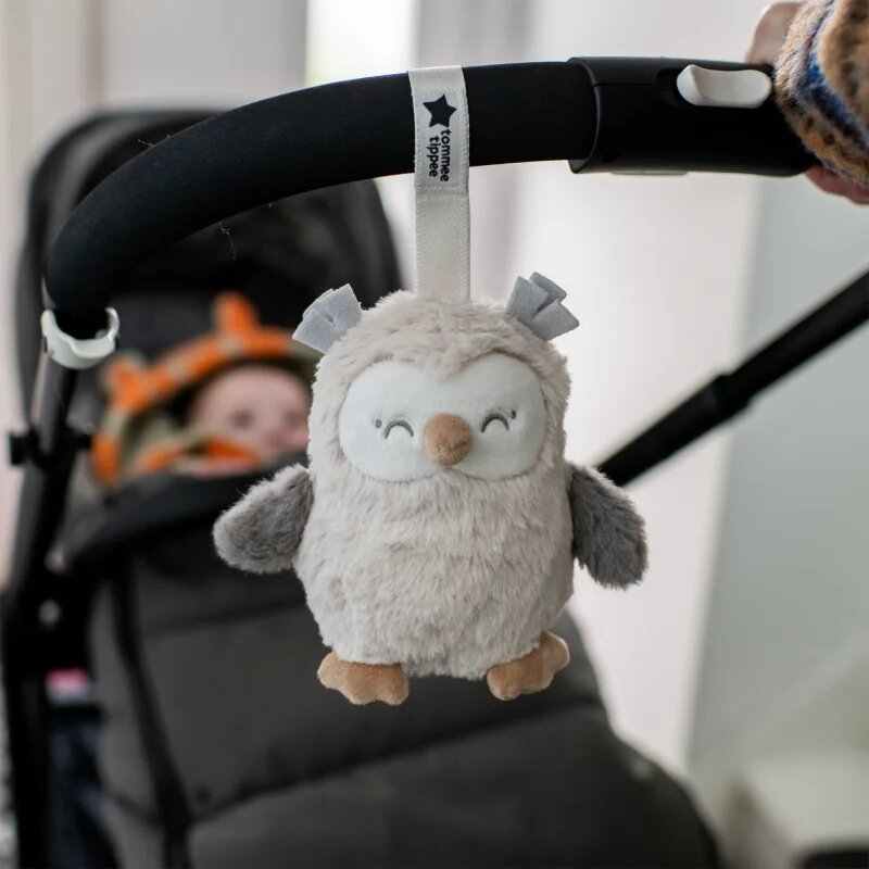 Tommee Tippee Grofriend Ollie the Owl контрастна играчка за окачане с мелодия 1 бр.