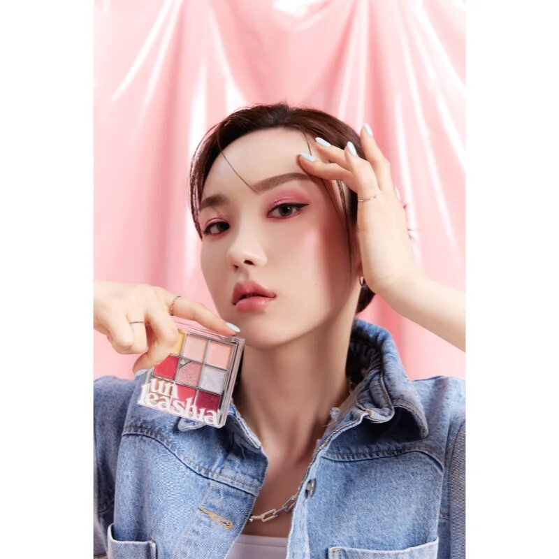 Unleashia Glitterpedia Eye Palette палитра сенки за очи цвят No.7 All of Peach Ade 6.2 гр.