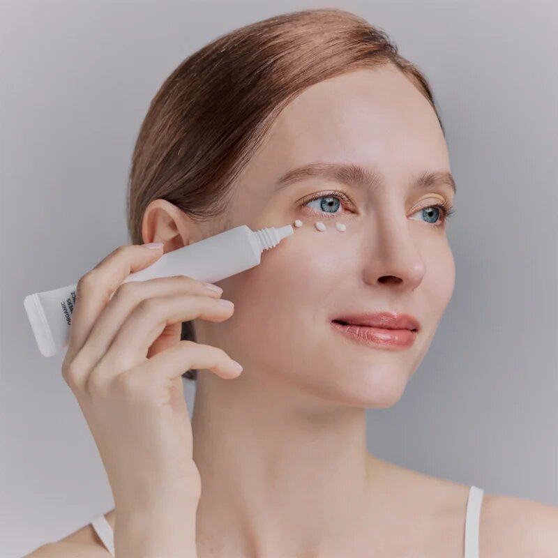 WHAMISA Organic Flowers Eye Essence озаряващ серум за околоочната зона с анти-бръчков ефект 30 мл.