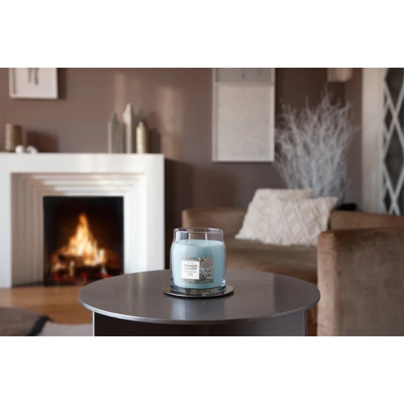 Yankee Candle Snow Kissed Pine ароматна свещ 368 гр.