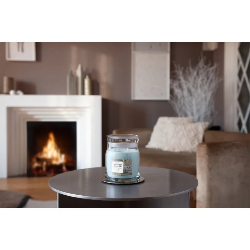 Yankee Candle Snow Kissed Pine ароматна свещ 368 гр.