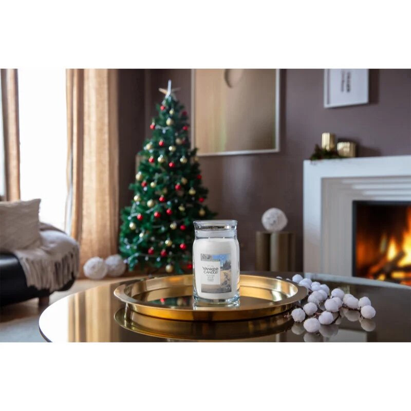 Yankee Candle Winter Walk ароматна свещ 567 гр.